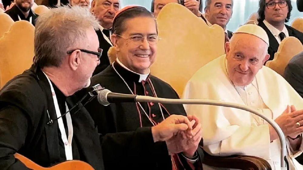 Leoacuten Gieco cantoacute Solo le pido a Dios ante el Papa y otros 100 argentinos