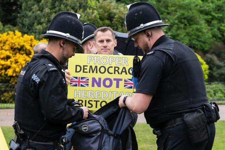 La policiacutea britaacutenica detuvo a activistas antimonaacuterquicos que realizaban protestas contra la coronacioacuten de Carlos III