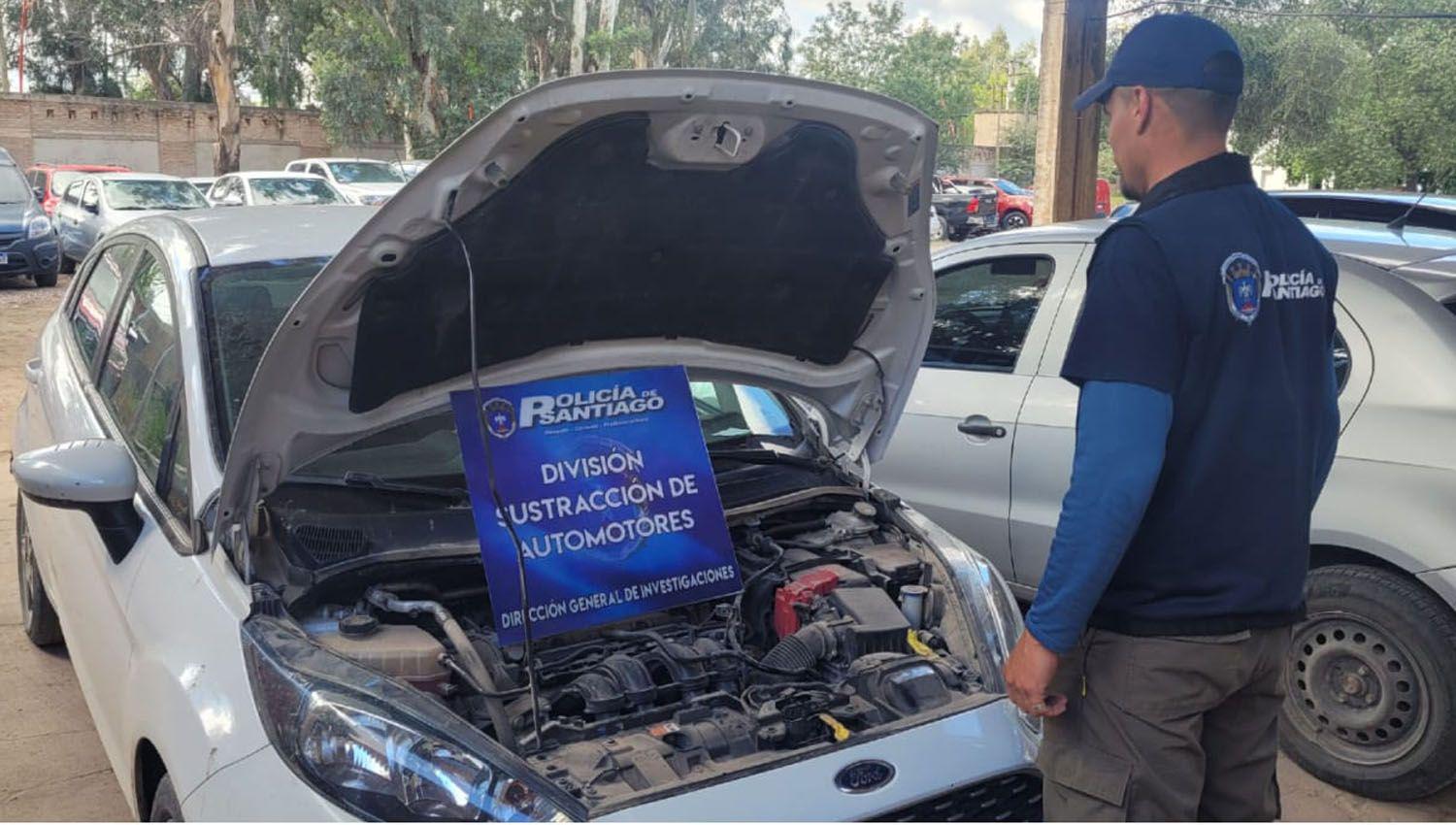 Recuperan en Santiago un auto que habiacutea sido robado en Coacuterdoba