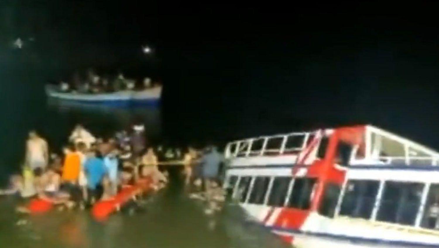 Al menos 22 muertos y 6 heridos tras el vuelco de un barco turiacutestico en la India