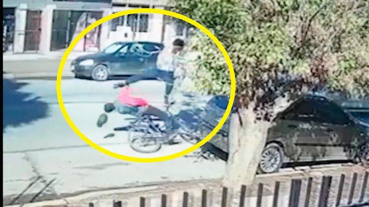 VIDEO  Caco roboacute una bicicleta a un jubilado y un vecino lo bajoacute de una patada voladora en la cara
