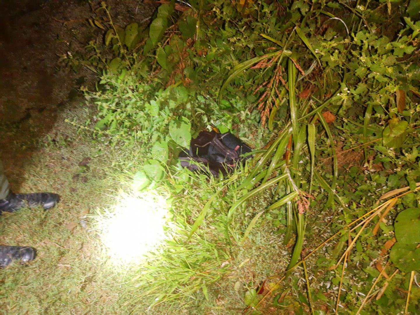 Intentaron evadir un control vial arrojaron un bulto con efedrina y se fugaron