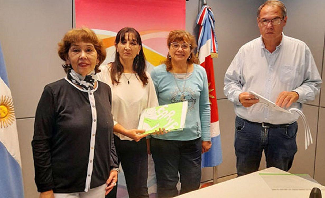 Entregan kits de dispositivos 3D para personas con discapacidad creados por estudiantes