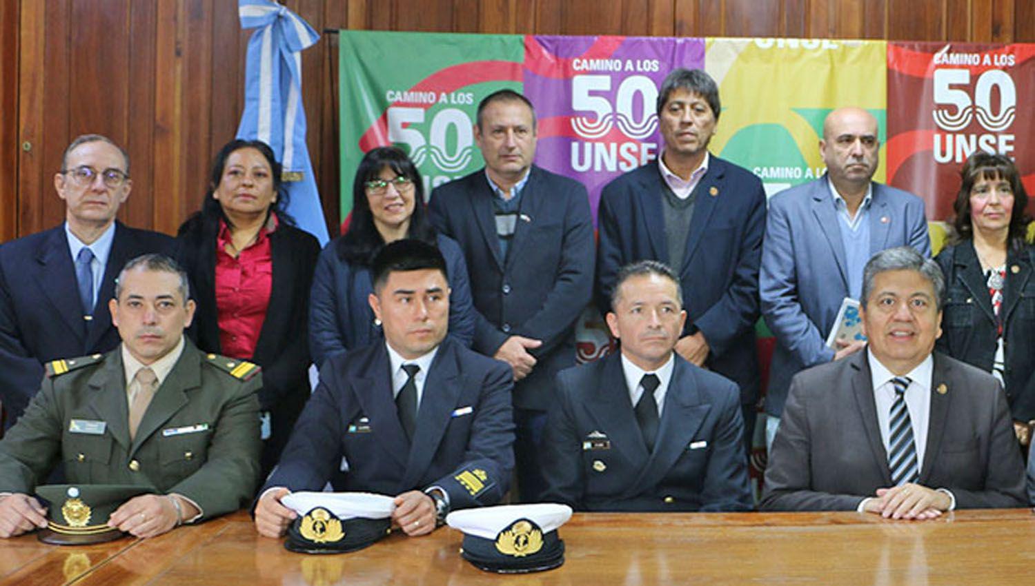 Las Fuerzas Armadas invitaron a sumarse a egresados de la Unse