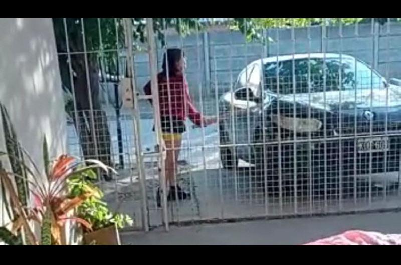 Mujer destroza el auto a ex policiacutea antes del desayuno por el cumple de su novia