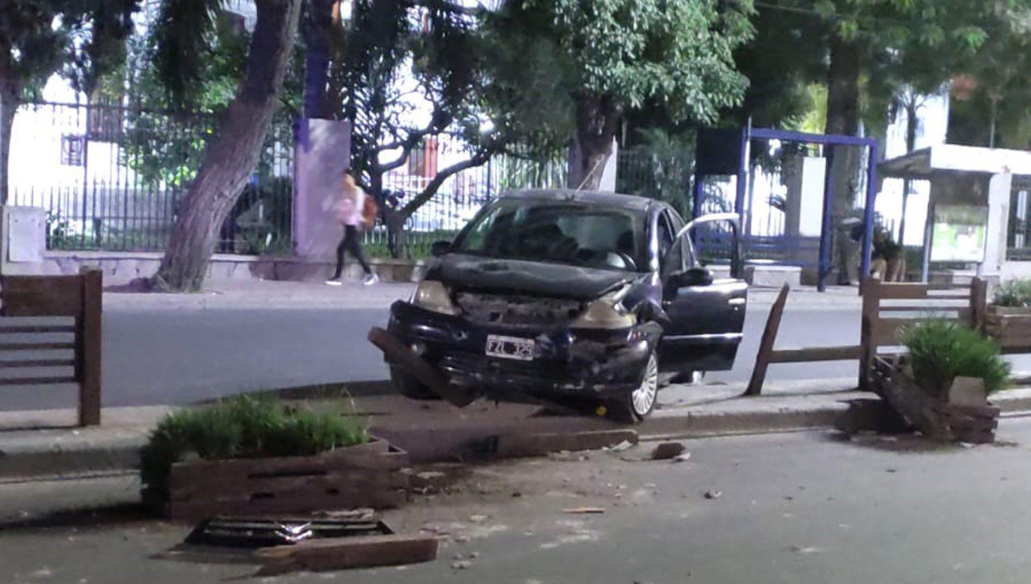 Perdioacute el control de su auto en plena avenida Belgrano y terminoacute lesionado