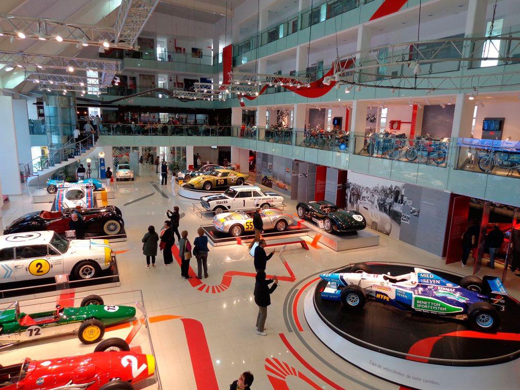 Los turistas podraacuten disfrutar de atractivos como el Museo del Automoacutevil en Las Termas