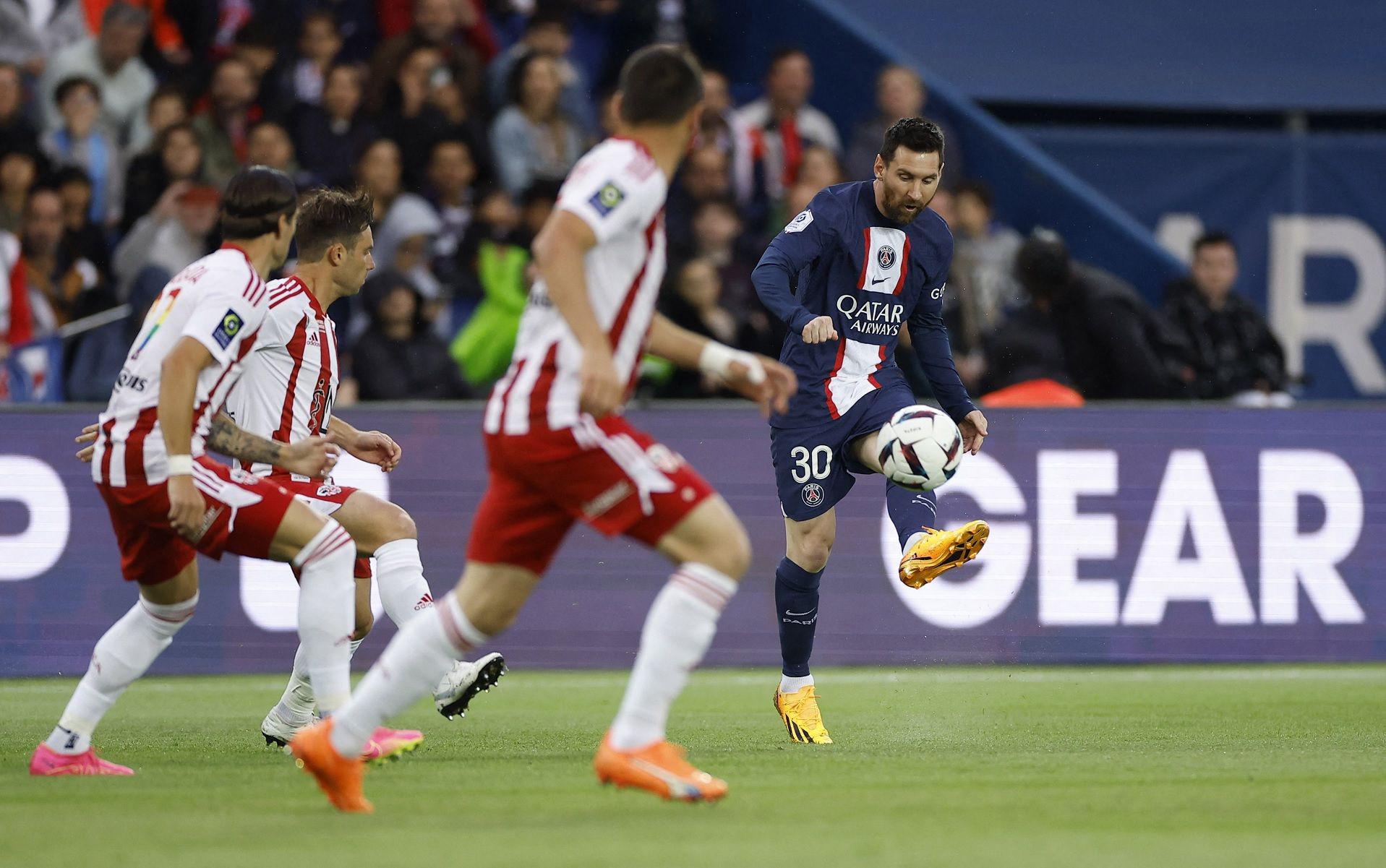 Con Messi de titular el Pariacutes Saint Germain goleoacute al Ajaccio