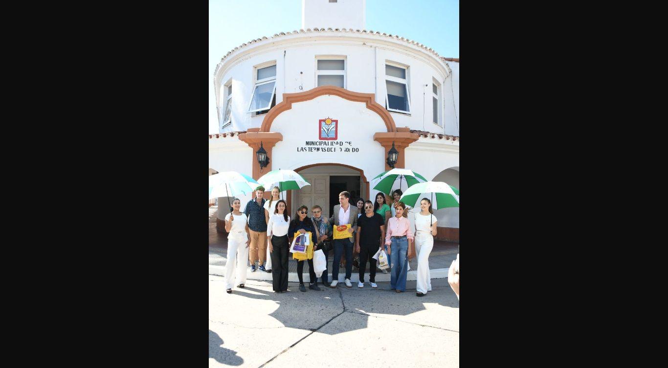 Ale y Abraham de Famaillaacute los primeros turistas de Las Termas