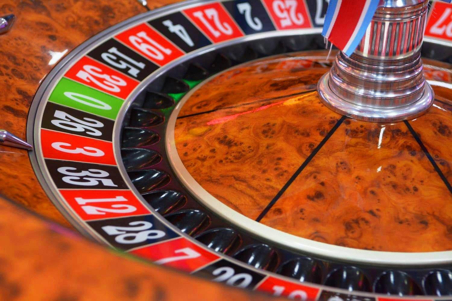 FOTOS Zamora lanzoacute la primera bola de la temporada de Las Termas 2023 en Casinos del Sol