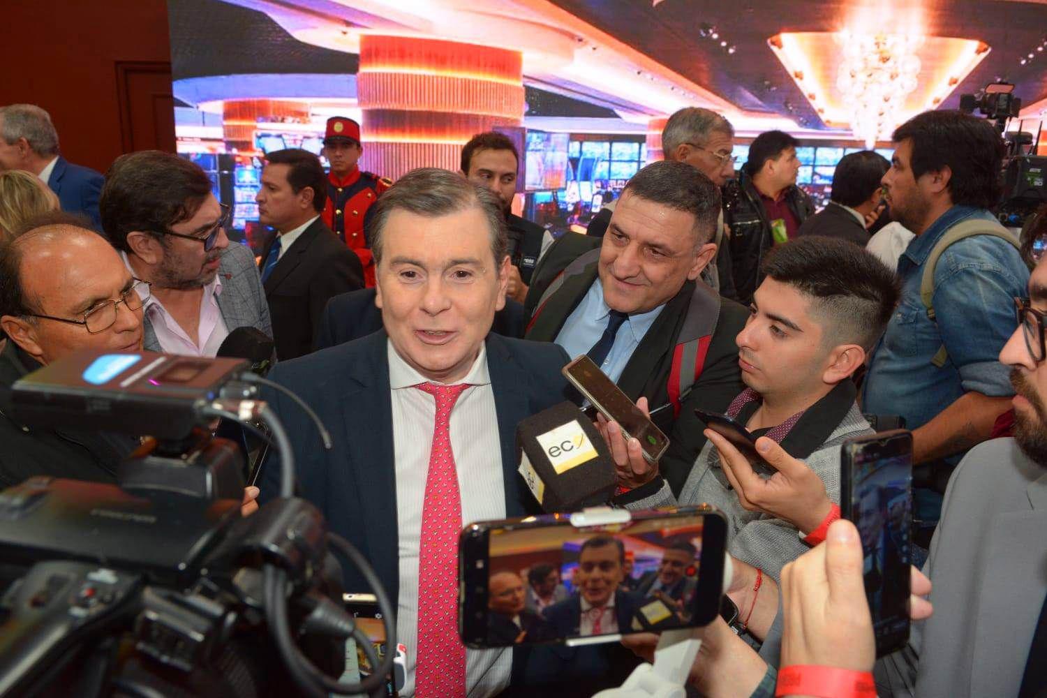 FOTOS Zamora lanzoacute la primera bola de la temporada de Las Termas 2023 en Casinos del Sol