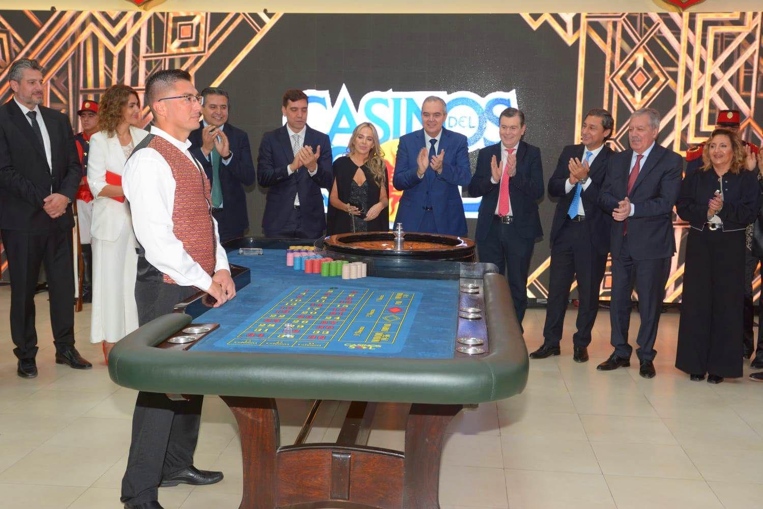 FOTOS Zamora lanzoacute la primera bola de la temporada de Las Termas 2023 en Casinos del Sol
