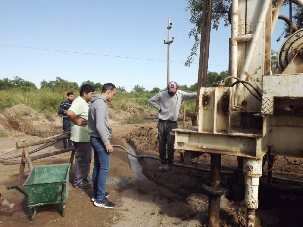 Araujo visitoacute la construccioacuten de un nuevo pozo de agua en el paraje La Cuchilla