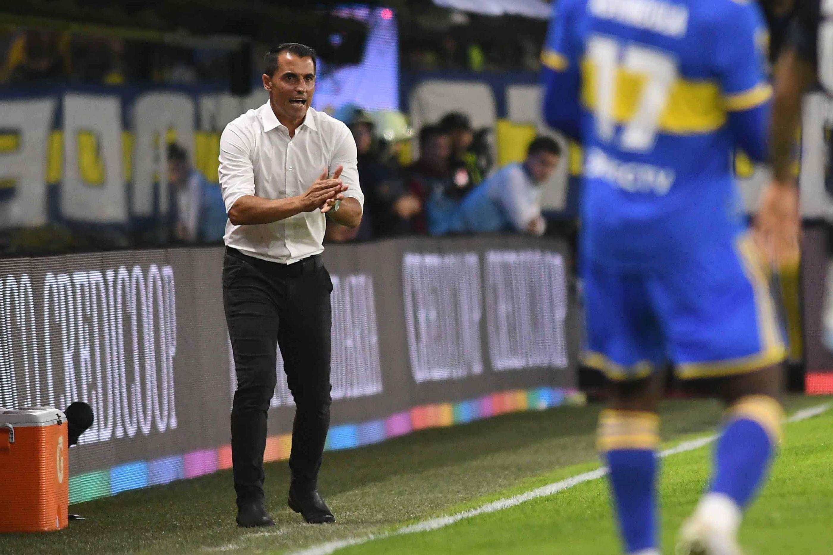 Farreacute sorprendido por los aplausos de los hinchas  de Boca en la Bombonera