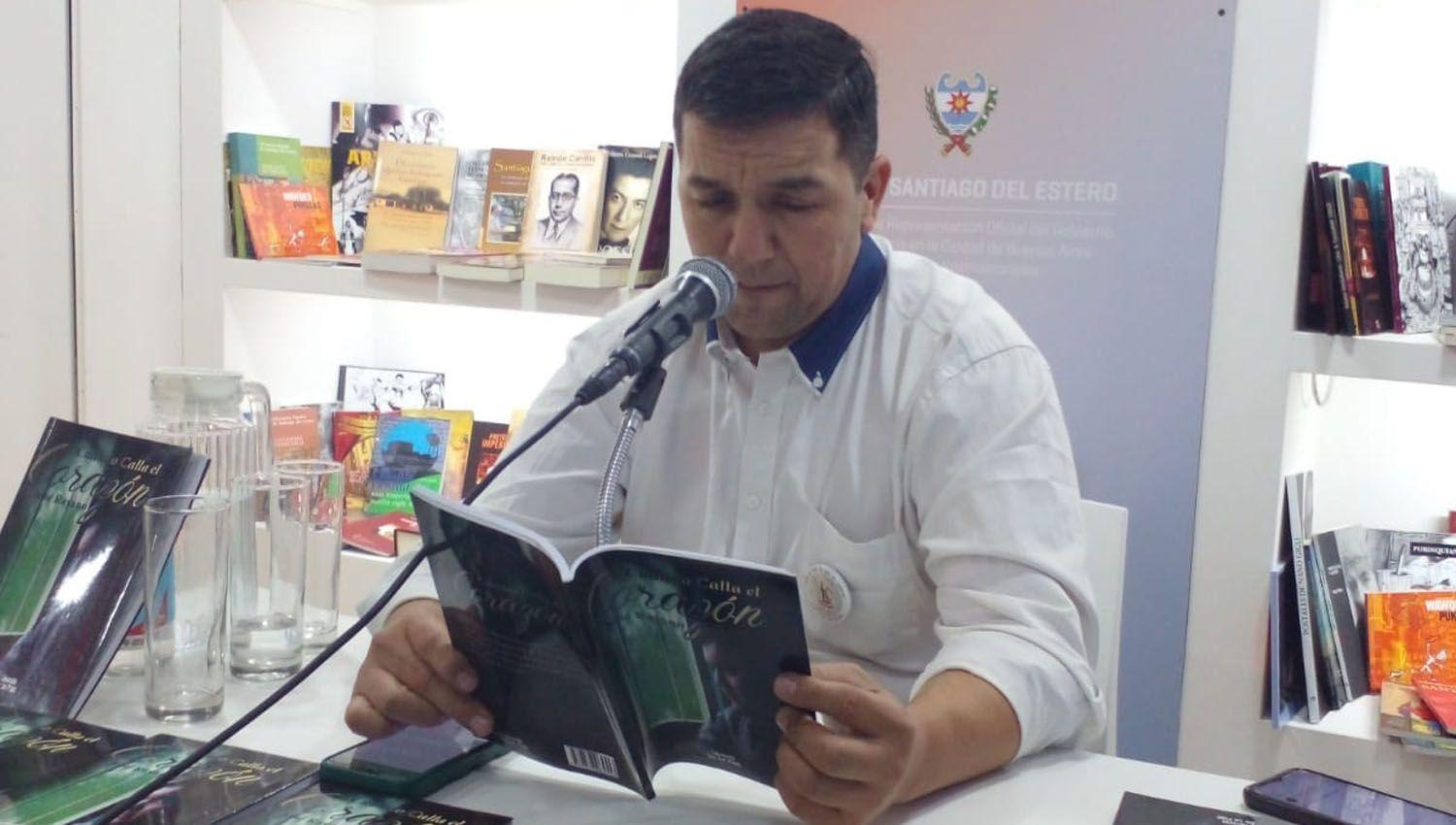 Joseacute Rayano llevoacute su poesiacutea a Feria del Libro
