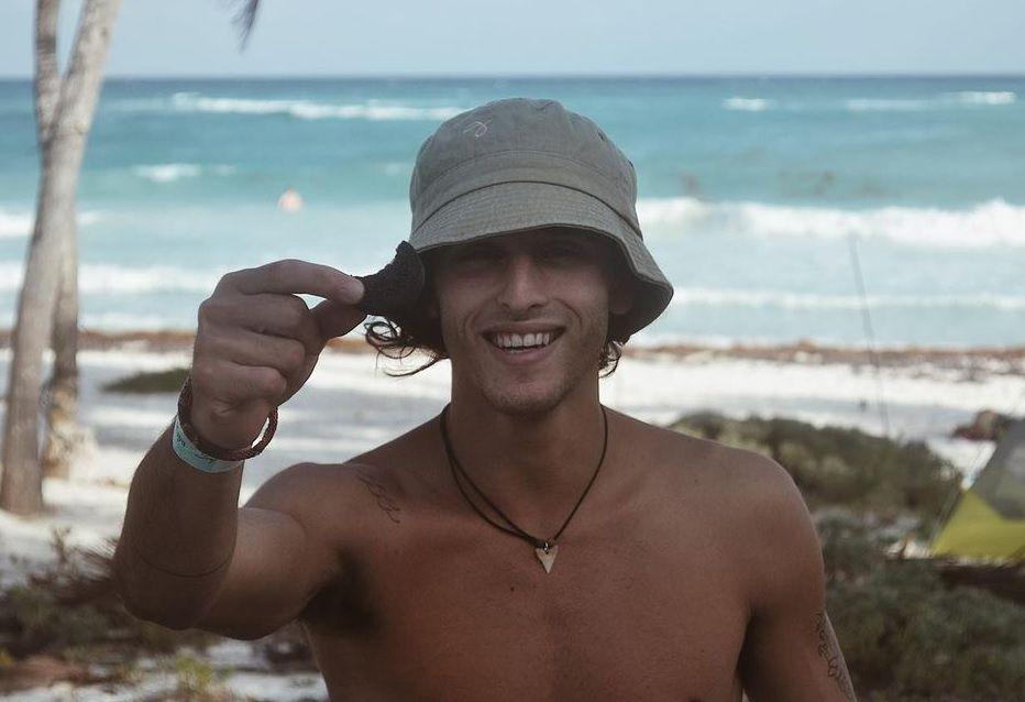 EMOTIVO VIDEO  Caravana de meacutedicos despide al joven argentino que murioacute en un ataque a machetazos en Meacutexico