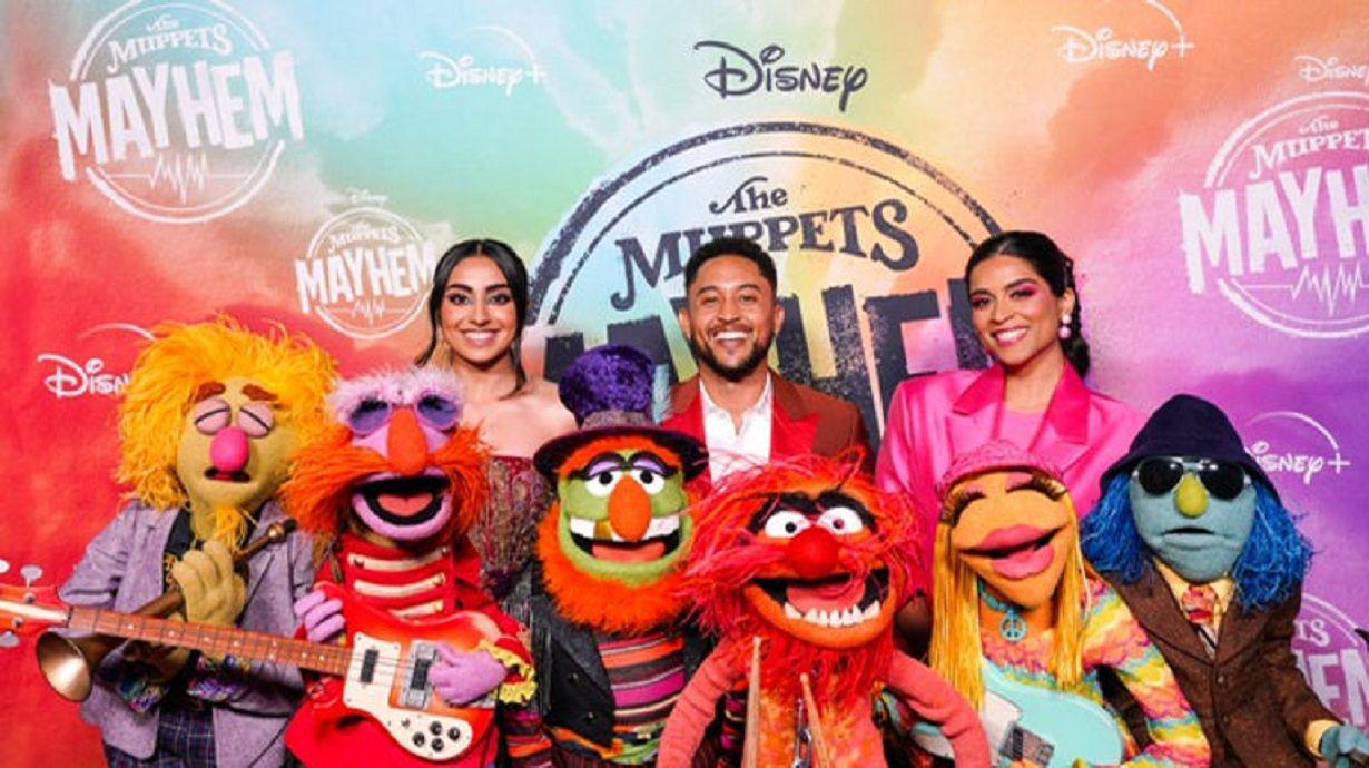 EL LIBERAL con las marionetas y los actores de ldquoMuppets Mayhem- Confusioacuten Eleacutectricardquo serie original que estrenoacute Disney 