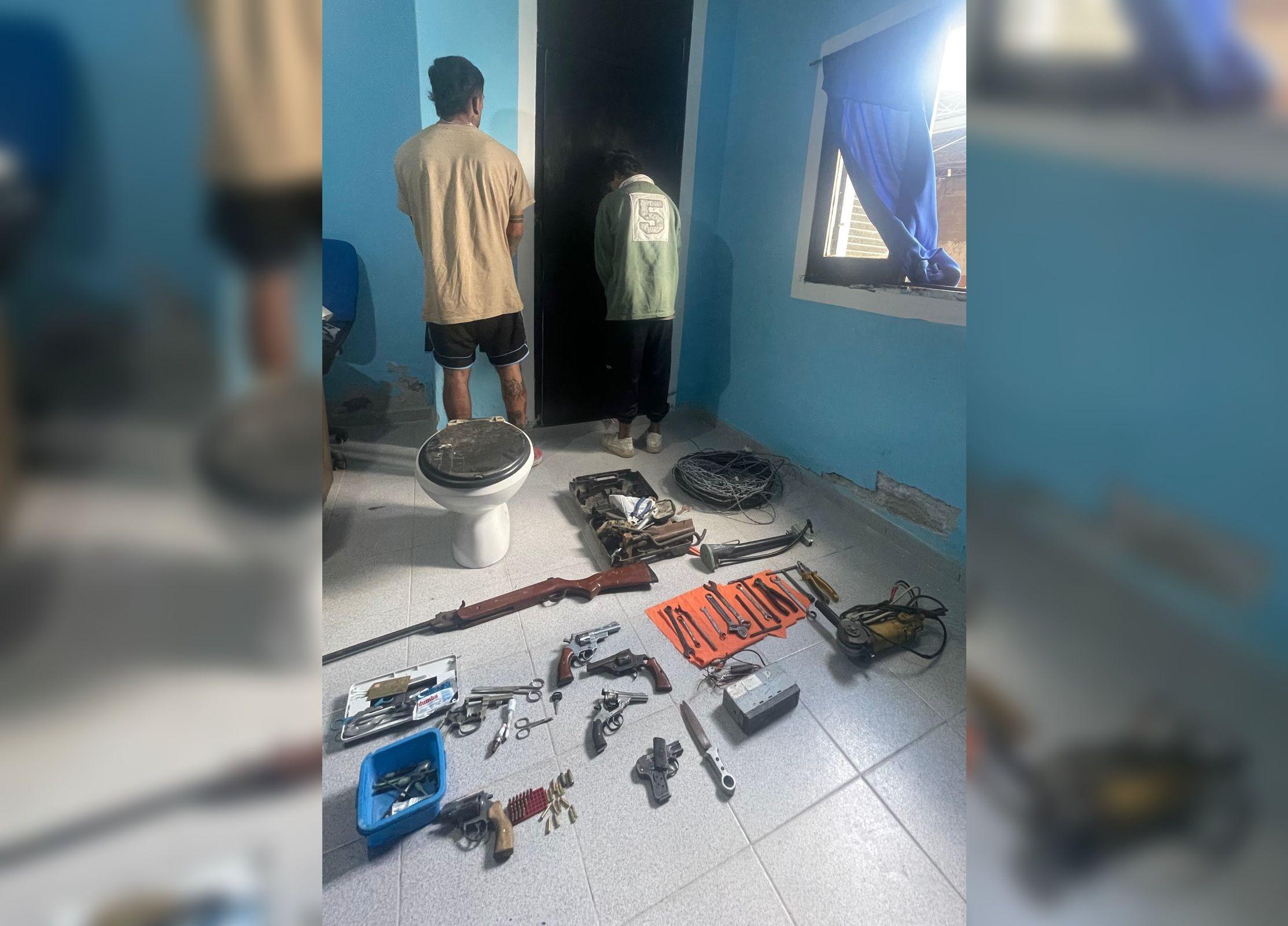 Allanamientos terminan con la detencioacuten de dos hombres y el secuestro de un ldquoarsenalrdquo