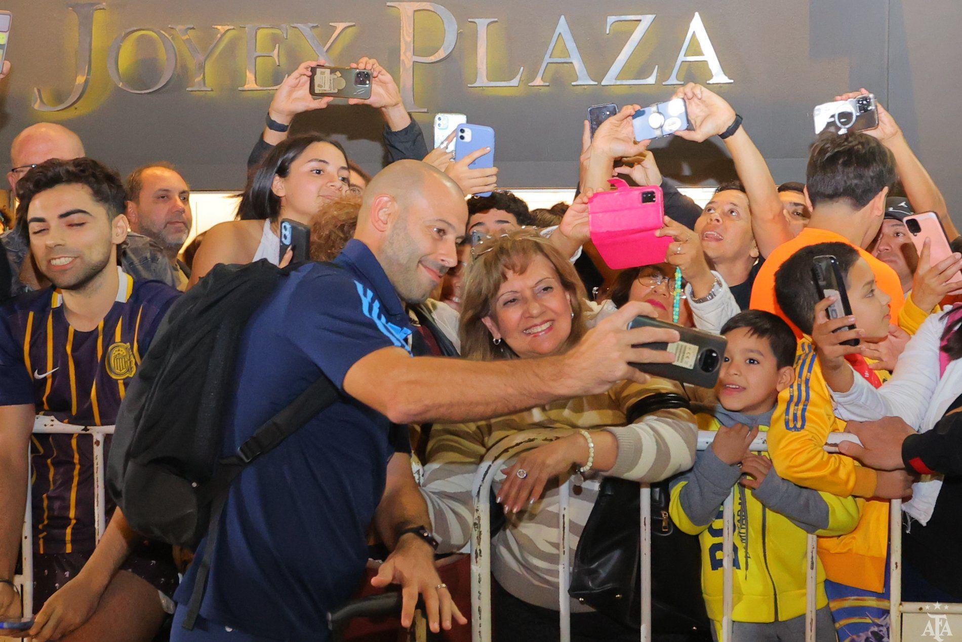 POSTALES Mascherano y Barco sac�ndose selfis con la gente Abajo la delegación descendiendo del avión y en el colectivo que los trasladó hasta el hotel