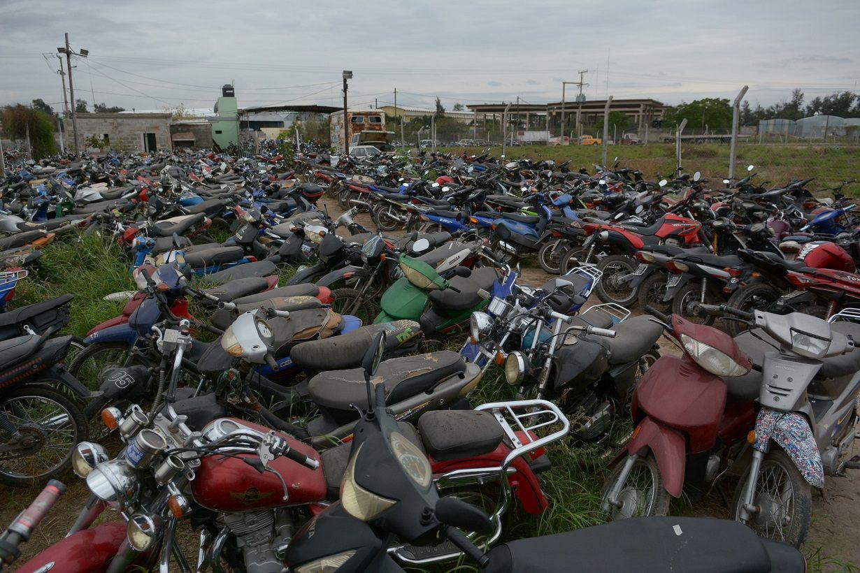 Cientos de motos secuestradas fueron robadas en Seguridad Vial- dos policiacuteas detenidos