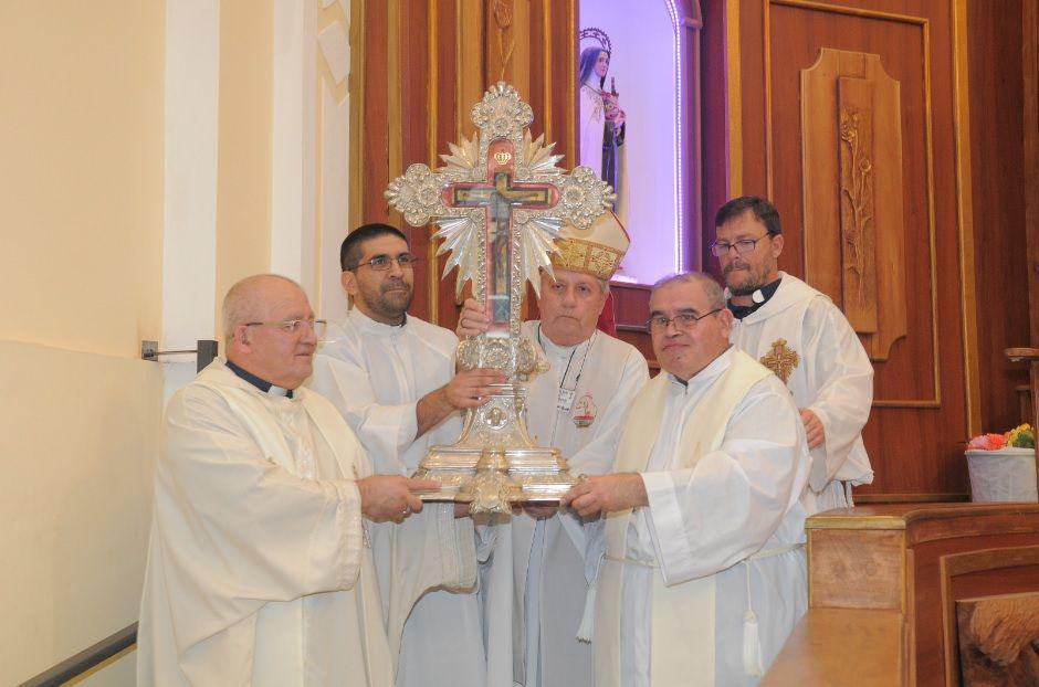 CELEBRACIÓN La Cruz Milagrosa es bajada desde su camarín por los sacerdotes que llegaron a la Villa