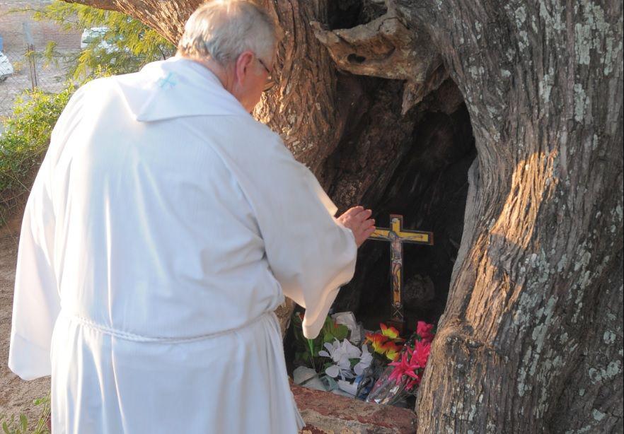 HOMENAJE Monseñor Martínez Ossola reza en el Árbol de la Cruz
