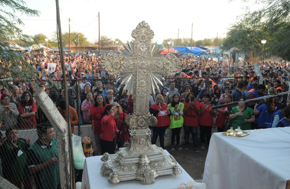 BENDICIÓN La Cruz de Mailín preside la misa frente a sus devotos