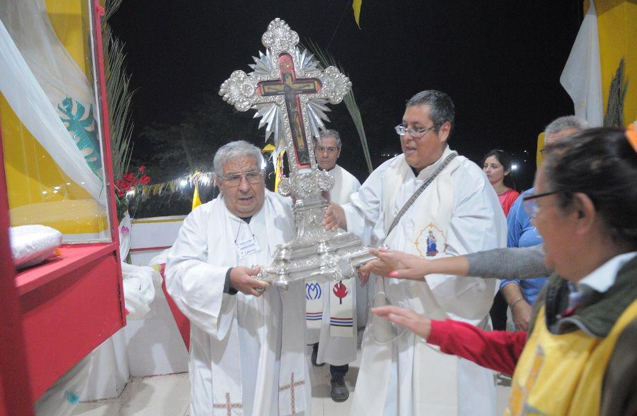 SITIAL La cruz llega al templete donde recibir� a sus fieles