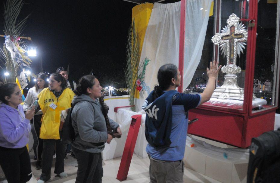 GRATITUD Los peregrinos desfilan a los pies del Cristo Forastero 