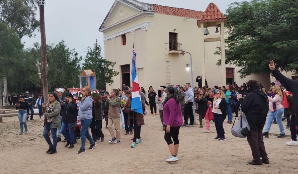 PROCESIÓN Los devotos acompañaron a la imagen de Nuestro Señor Hallado en su recorrido por Villa Jiménez