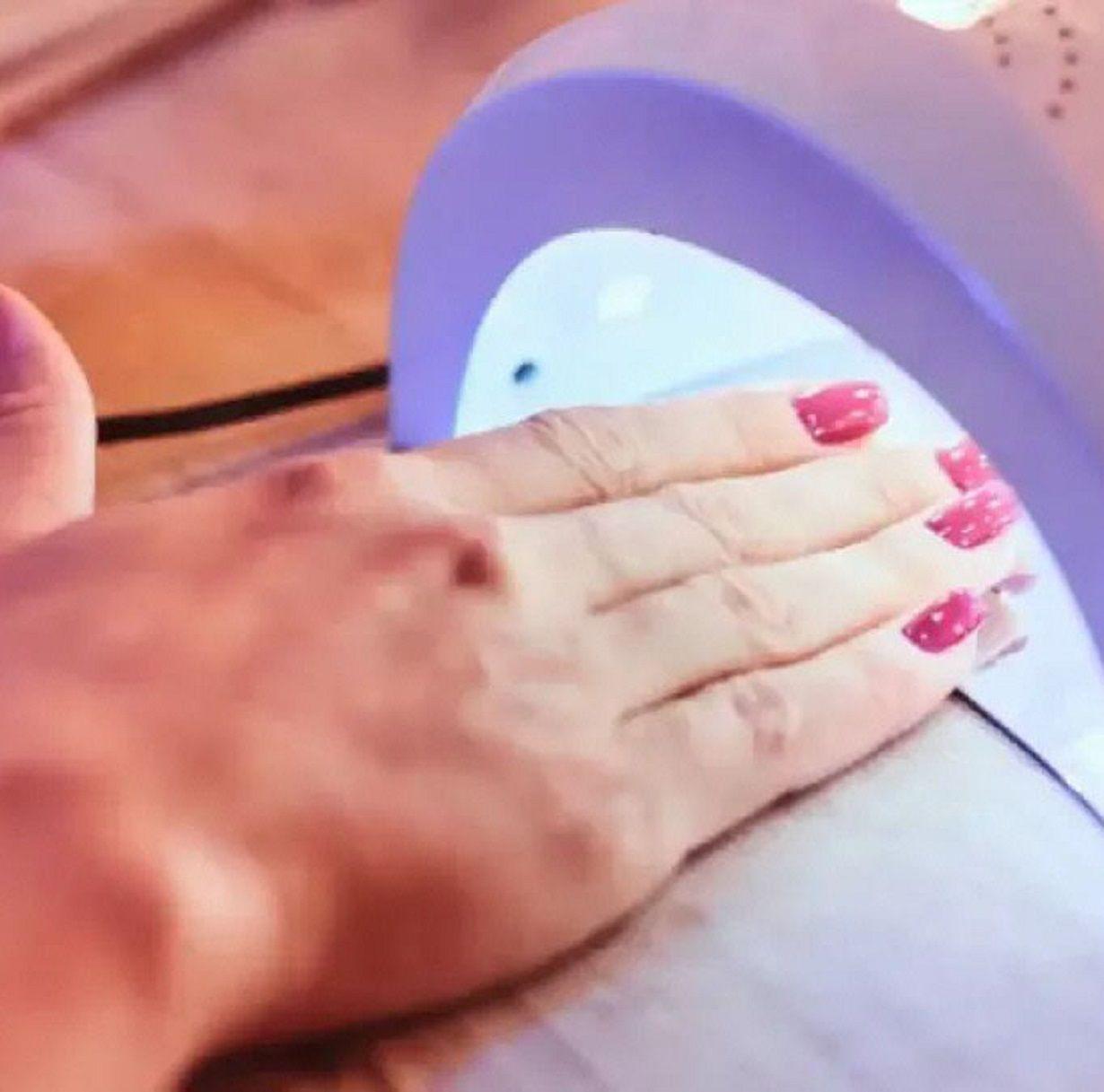 RIESGOS Los rayos UV atraviesan la uña y provocan daño a la piel por lo que no se aconseja su uso frecuente