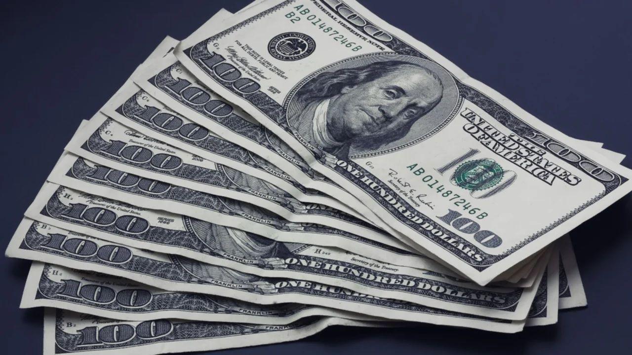 El doacutelar paralelo volvioacute a subir y cerroacute en los 492