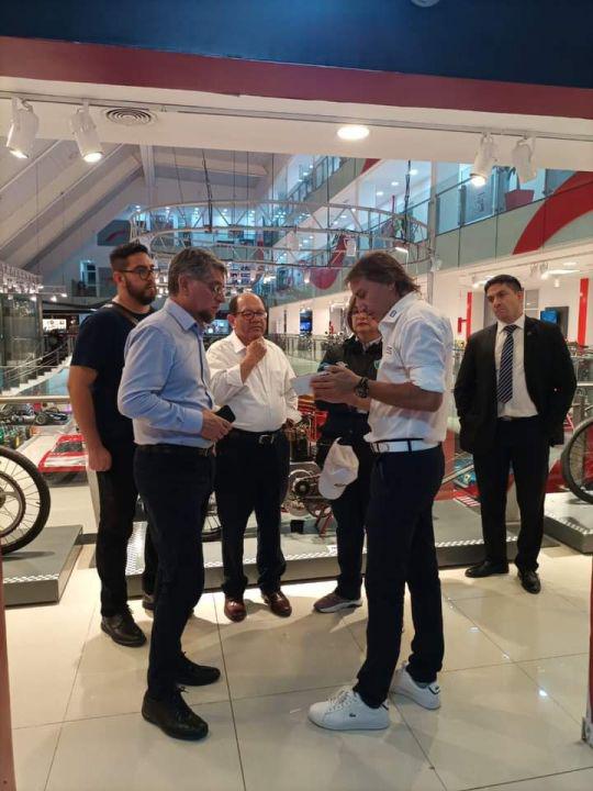 El Embajador de Guatamala visitoacute el Museo del Automoacutevil