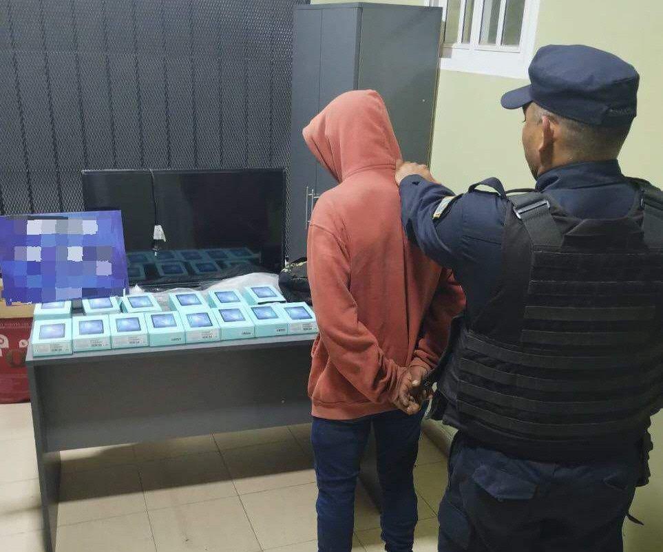 Con ayuda de nintildeos ladroacuten entroacute a jardiacuten de infantes y roboacute 42 tablets