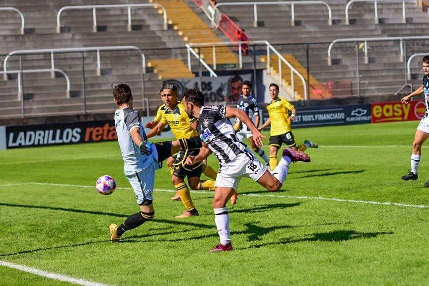 Central Coacuterdoba aprovechoacute su jerarquiacutea para clasificarse a los 16avos de final