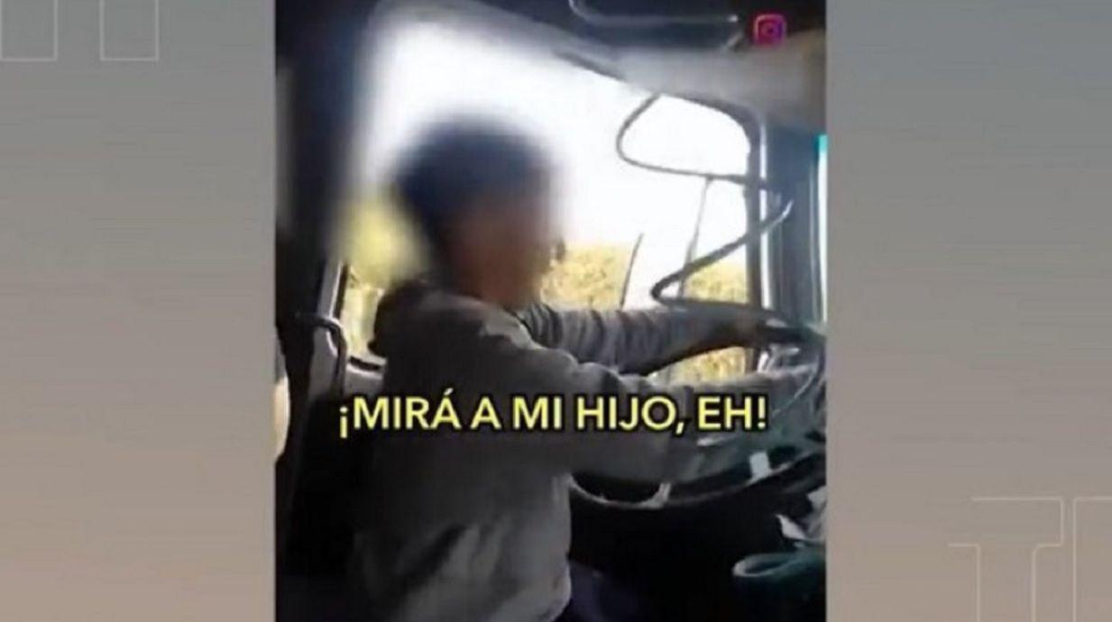 INCONSCIENCIA TOTAL  Puso a su hijo de 8 antildeos a conducir un camioacuten y lo filmoacute- miraacute el VIDEO