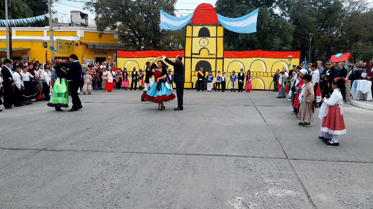 Comenzoacute el acto oficial del 25 de Mayo en Las Termas de Riacuteo Hondo