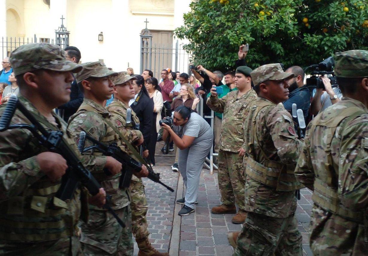 FOTOS  Se realizoacute el desfile Ciacutevico-Militar ante un gran marco de puacuteblico santiaguentildeo