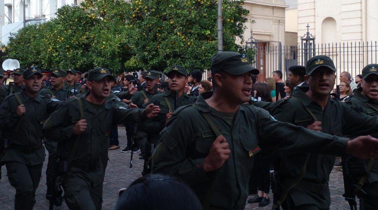 FOTOS  Se realizoacute el desfile Ciacutevico-Militar ante un gran marco de puacuteblico santiaguentildeo