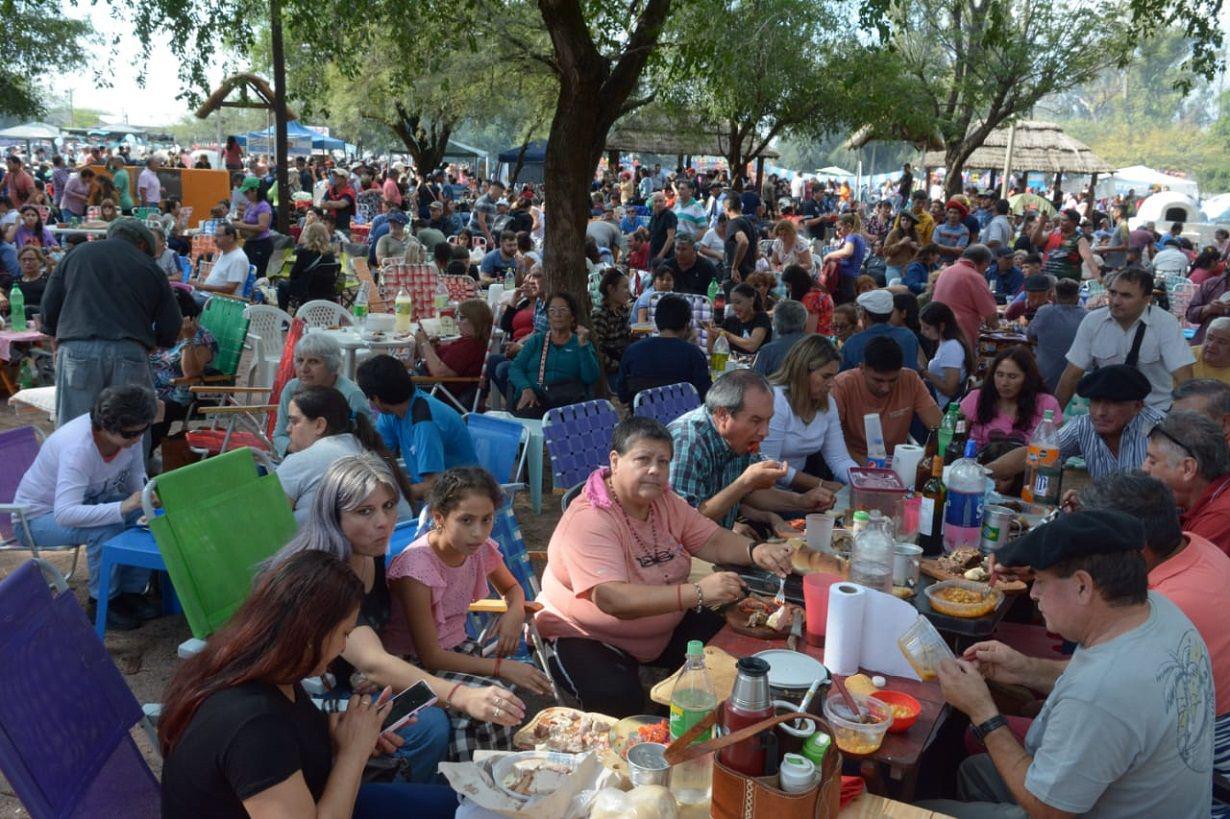 Turistas y vecinos disfrutan del VIII Concurso de Asado con Cuero y Locro en Sumampa