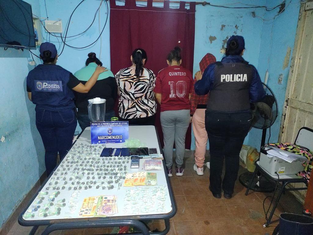 Cae narco y sus chicas dealers- teniacutean cocaiacutena marihuana y medio milloacuten de pesos