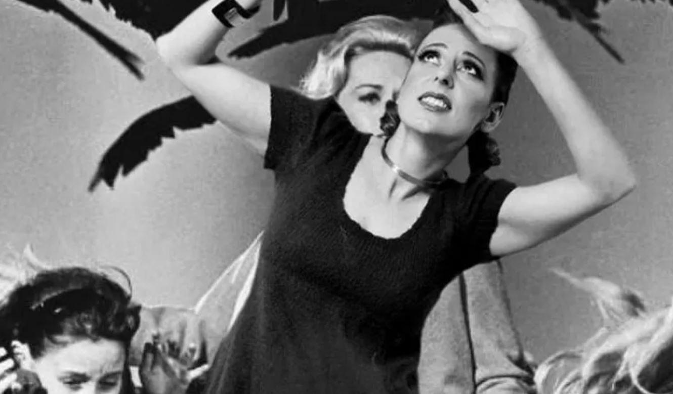 Un libro de recorrido artiacutestico en clave portentildea y de inmigrante