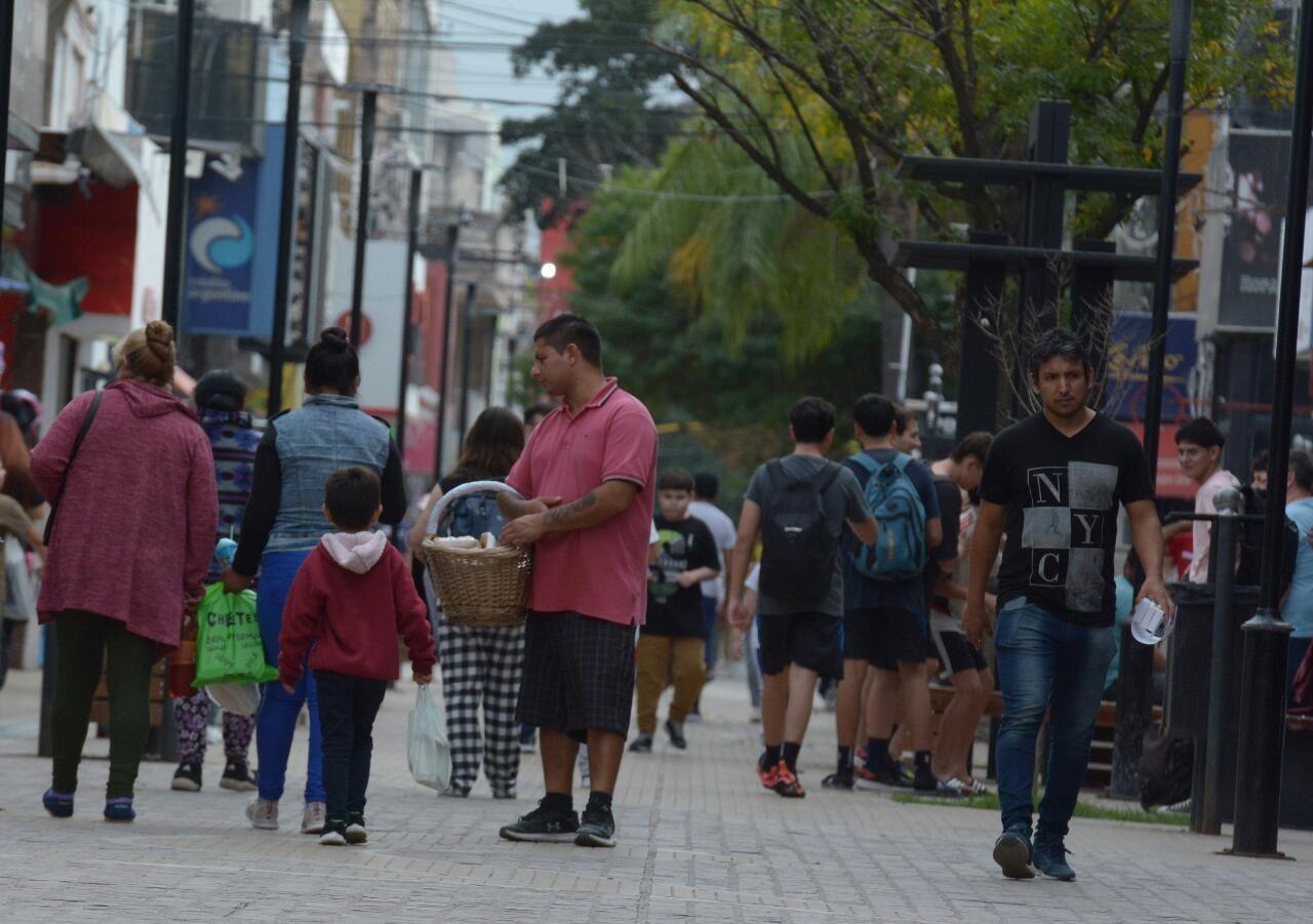 FOTOS  Intenso movimiento en el Centro santiaguentildeo con atencioacuten normal en los comercios