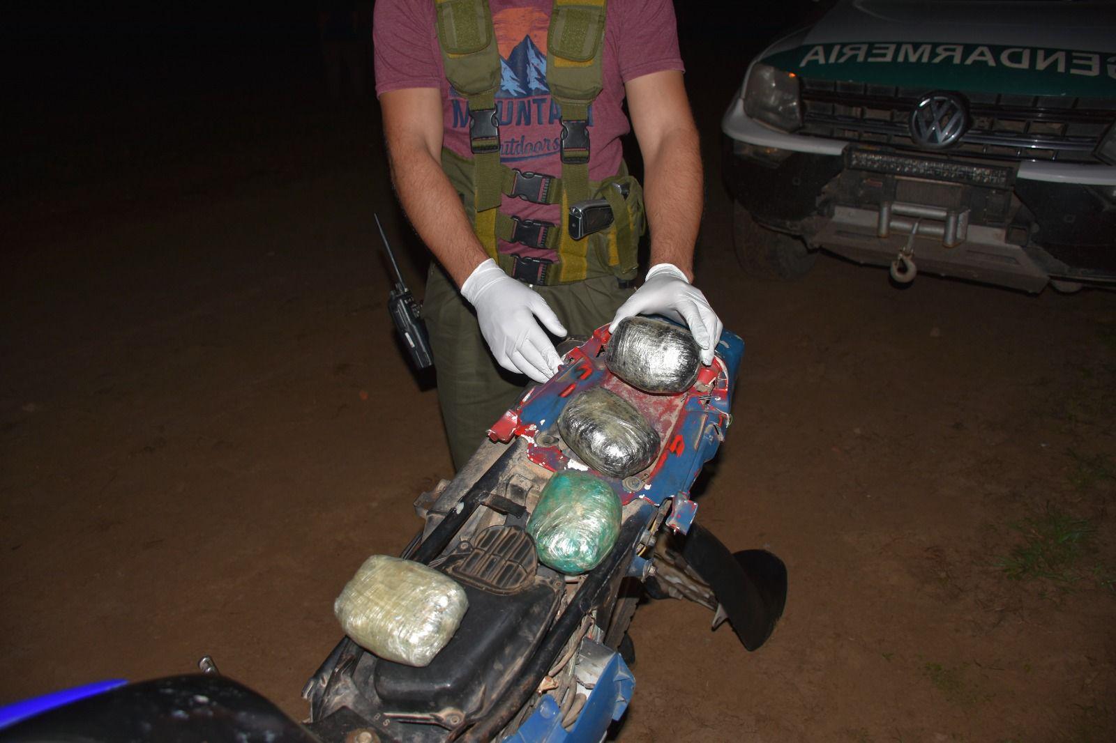 Ocultaba debajo del asiento de su moto 1 kilo de marihuana