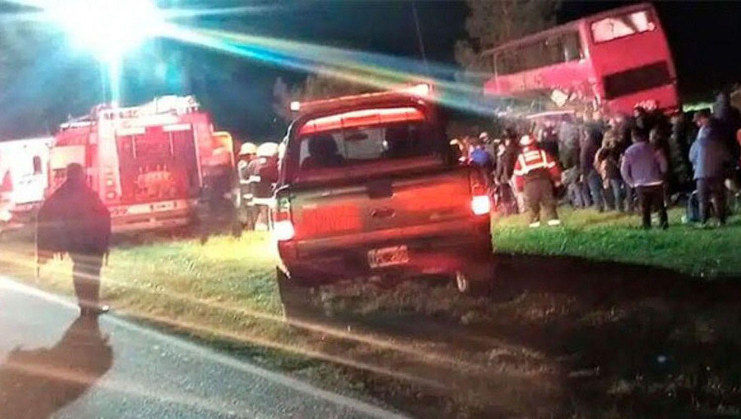 Un santiaguentildeo y 4 bonaerenses mueren al chocar un colectivo de tour de compras con un camioacuten
