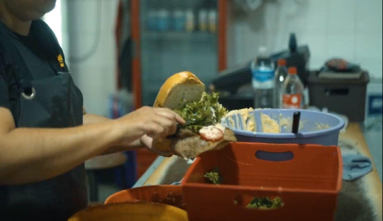 VIDEO  LA FIFA eligioacute cuaacutel es el mejor saacutenguche de milanesa de la Argentina