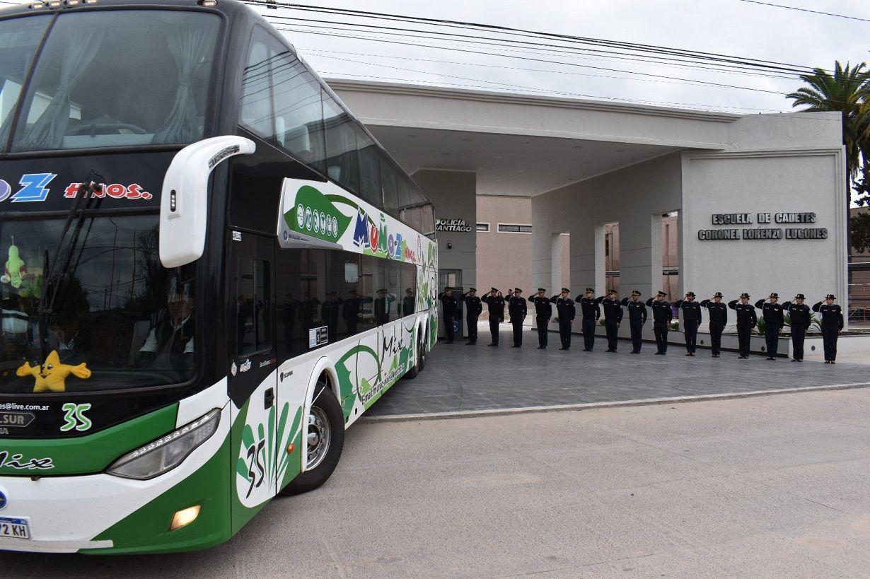 Cadetes de la Escuela de Tucumaacuten realizaron una visita institucional a Santiago del Estero