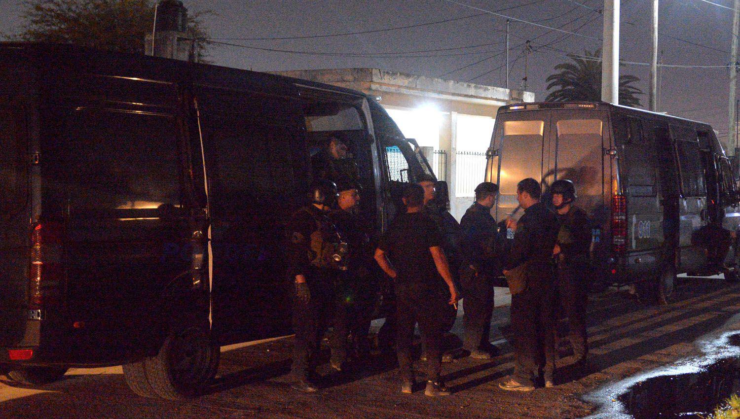 Indagan a tres vecinos del Bdeg Sarmiento por venta de drogas