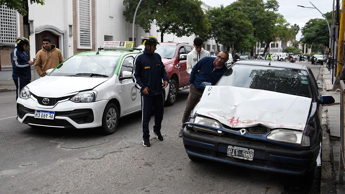 Choque en cadena- tres autos y un colectivo complicaron el traacutensito en el centro