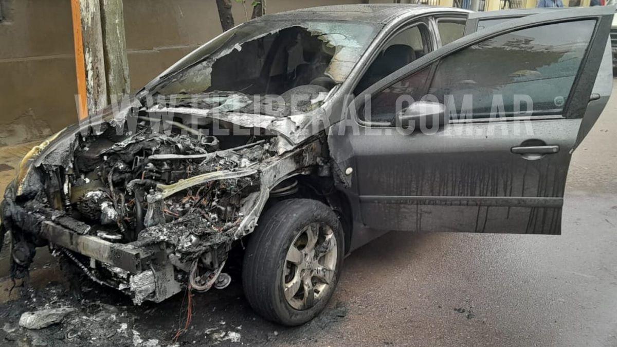 Susto en el Centro por el incendio de un auto estacionado- hubo enormes dantildeos materiales